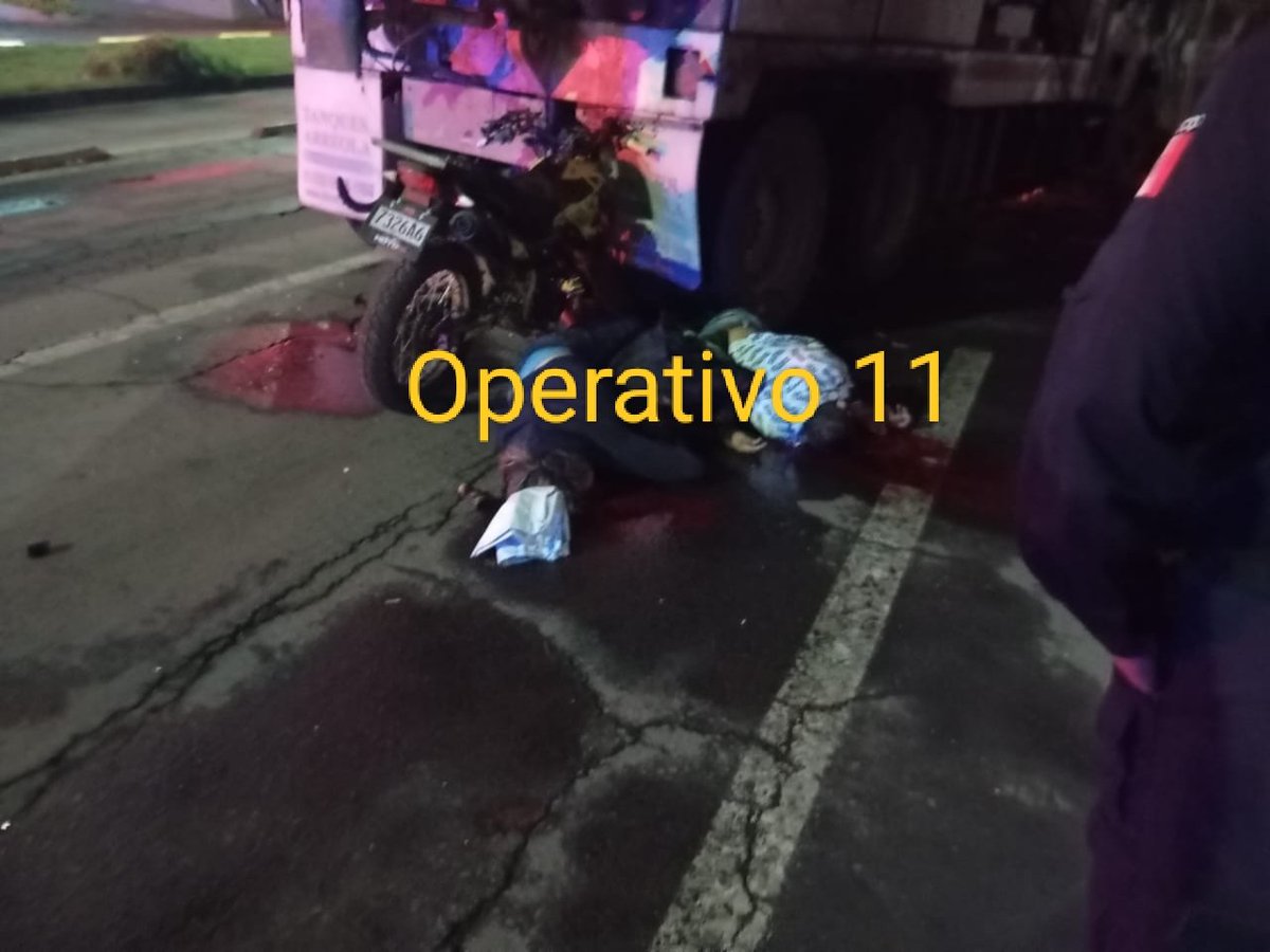 Gerardocelotl's tweet photo. Así quedaron #muertos dos hombres y una mujer que viajaban en una moto y chocaron en un camión #vactor que hacía #desazolve en la Vía Morelos. No llevaban casco.
#Ecatepec
#Edomex https://t.co/Vad3T5wyvR