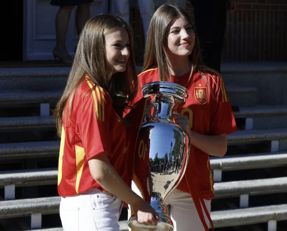 agedorgallery's tweet photo. The #Spanisroyalfamily welcomes the #Euro2024champions to the palace. #KingFelipe #QueenLetizia #PrincessLeonor #CrownPrincess #infantaSofia #PrincessofAsturias #Spainfoot #Spanishfootballteam #royalincome #royalreception @SEFutbol #eurochampions #footballteam https://t.co/uwu7bOwJjF