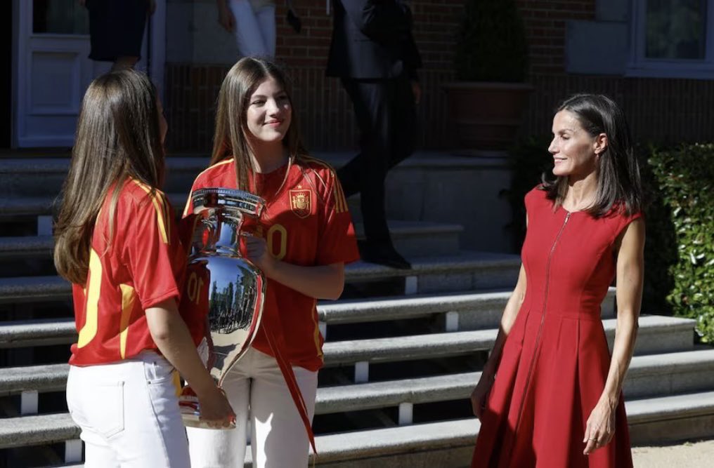 agedorgallery's tweet photo. The #Spanisroyalfamily welcomes the #Euro2024champions to the palace. #KingFelipe #QueenLetizia #PrincessLeonor #CrownPrincess #infantaSofia #PrincessofAsturias #Spainfoot #Spanishfootballteam #royalincome #royalreception @SEFutbol #eurochampions #footballteam https://t.co/uwu7bOwJjF