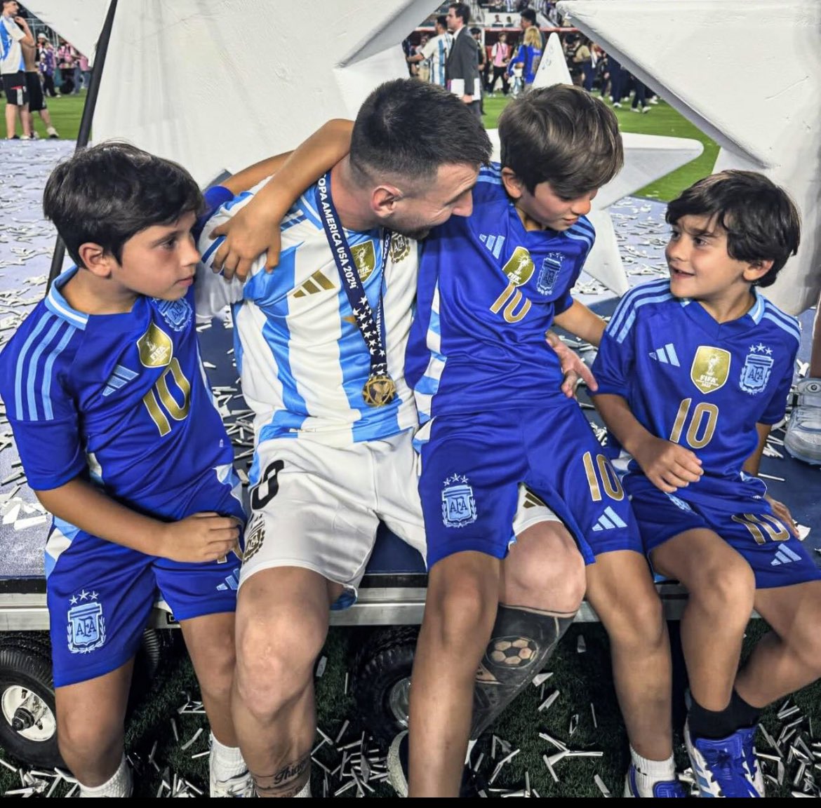 TeamLeoMessiR's tweet photo. Leonel Messi and his son 🏆❤️🐐🔥

@10_LioenelMessi @LeoMessiMedia @TeamMessi @TeamMessi_2 ⚽️🇦🇷🏅 https://t.co/l4rjOCRtjl