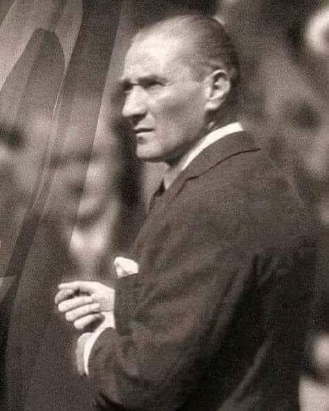 İki "dinbaz" arasında tercih yapmak zorunda değilim. 
Benim için tek ve ebedi Başkomutan da İstiklal Harbi de bellidir. 
Tartışacaklar az ötede oynasın!