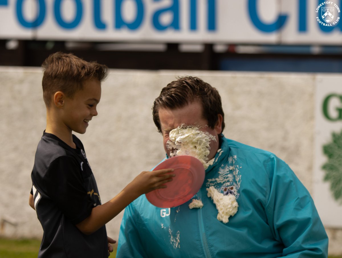 OFCLTRAWLERBOYS's tweet photo. When Glen bet there'd be 1000 fans, he didn't see that pie coming!
971 spectators and one very messy face! 🍰😂

#THETRAWLERBOYS #GLENFORFEIT #CREAMPIE https://t.co/mvi76UYVW9