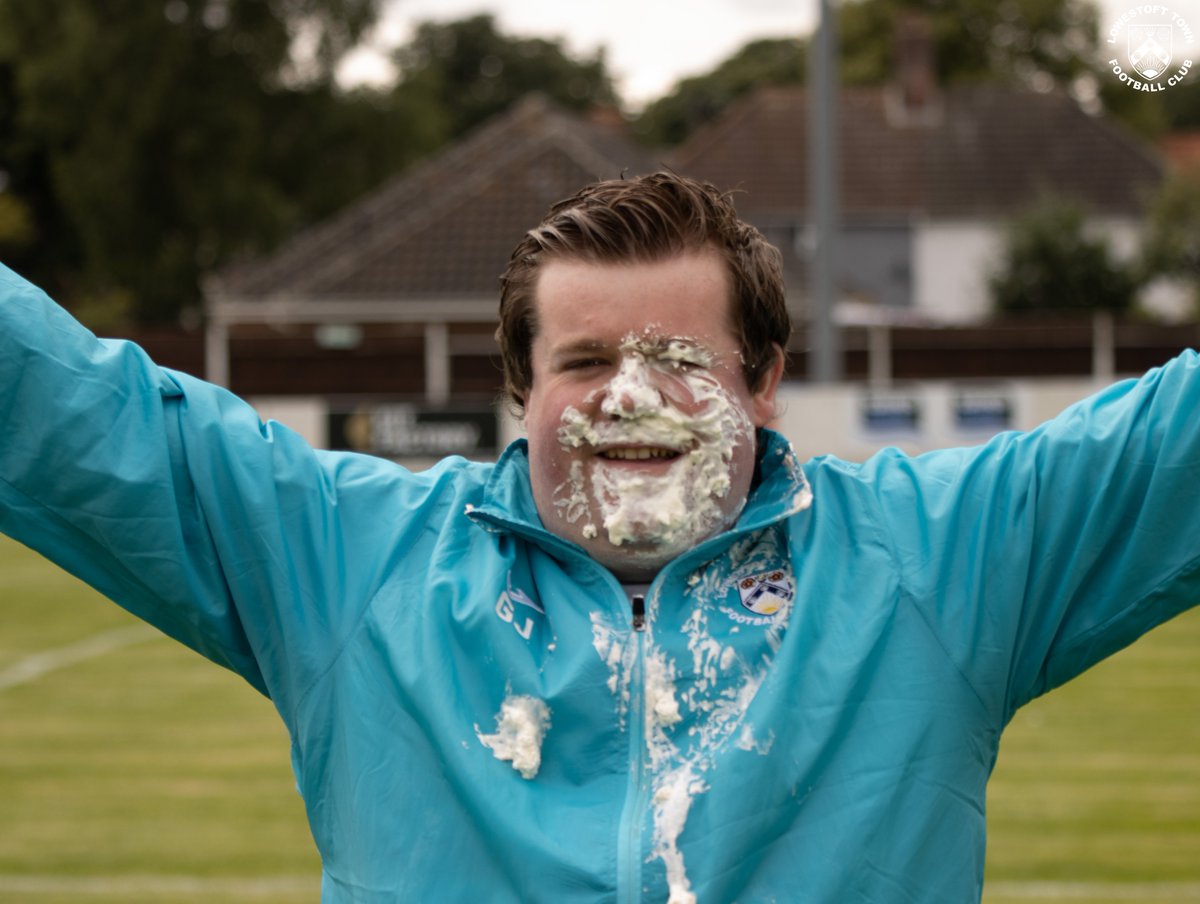 OFCLTRAWLERBOYS's tweet photo. When Glen bet there'd be 1000 fans, he didn't see that pie coming!
971 spectators and one very messy face! 🍰😂

#THETRAWLERBOYS #GLENFORFEIT #CREAMPIE https://t.co/mvi76UYVW9