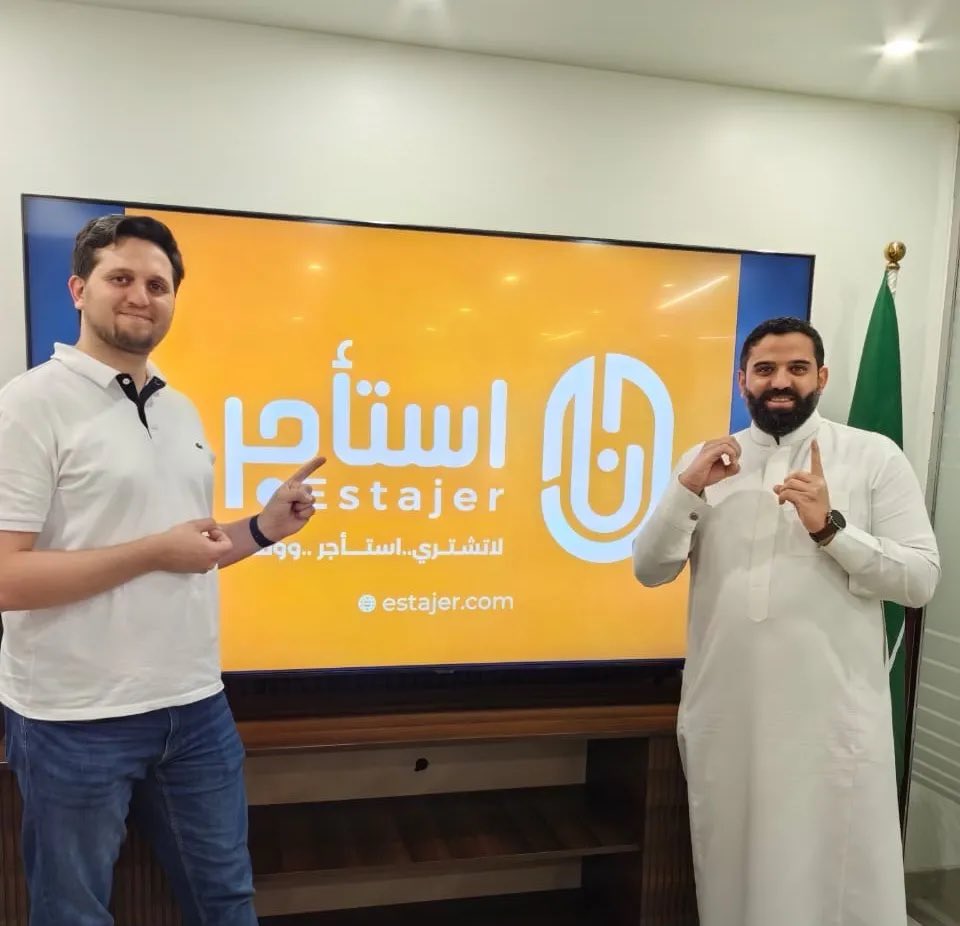 ZTO__SA's tweet photo. ستارتب محد يعرفها: استأجر

دايم نشتري أشياء و نستخدمها مره وحده بعدين نرميها في الدرج!👎🏼

ببساطة هذي المشكلة اللي جالسين يحلونها فارس وليد ومحمد يوسفان🧔🏻‍♂️🧔🏻‍♂️

الشباب مطورين حلول للتأجير بعقود إلكترونية موثقة عشان توفر قروشك وتستأجر بدال ما تشتري😌

يمديك تستأجر أشياء مرة كثير(مستلزمات تخييم, أدوات إلكترونية…إلخ) ⛺️🔌

مثال عجيب: يمديك تستأجر ساعة أبل ليوم واحد وتدفع 9 ريال بس⌚️