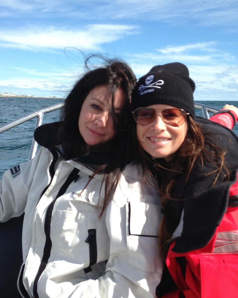 GossipRoomOff's tweet photo. 🚨 Holly Marie Combs alias Piper Halliwell dans #Charmed, rend hommage à Shannen Doherty alias sa soeur Prue Halliwell, décédée ce samedi d’un cancer :

"Ma meilleure amie depuis 31 ans. Il y a un creux dans ma poitrine et je n'arrive pas à reprendre mon souffle. Il manque une partie de moi, même si je sais exactement ce que tu me dirais maintenant. Je sais exactement ce que tu me dirais de faire. Je sais que ton esprit éternel vivra en moi et dans mes enfants que tu aimais comme les tiens. Ils marcheront avec ton sens du but et de la fierté. Quoi qu'il arrive. Ta flamme vivra en eux et dans les nombreux autres fans de Charmed que tu as aidé à s’élever. Une combattante féroce jusqu'à la fin. Ma championne. Ma protectrice. Ma meilleure amie. Tu m'as appris le sens de la famille. Tu étais et tu resteras pour toujours ma sœur. Je t'aime." ❤️ (via Instagram)