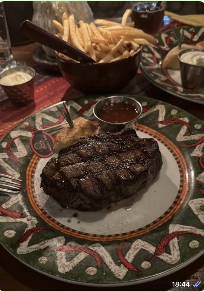 NosyBugger2's tweet photo. Gisteren mijn zwager uit #Eten bij de #Rodeo.
Betaalt #35euro voor een #Biefstuk die de helft uit #Vet bestaat.
Volgens #Rodeo normaal dat je de #Helft weggooit.
Zo raak je #VasteKlanten wel kwijt ja. https://t.co/lckuW8T4zL