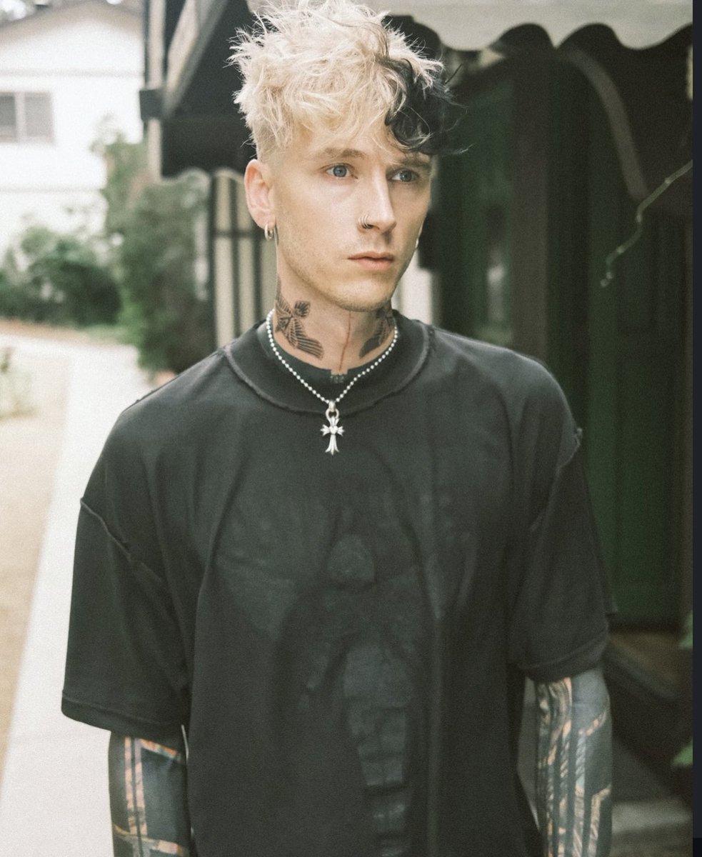 machinegunkasi's tweet photo. mgk debuts his new neck tattoos ‼️

These two birds depict the Norse Mythology story of Odin’s ravens named Huginn and Muninn.

They symbolize wisdom, knowledge, and Odin's all-seeing nature, and their presence serves as a reminder of the importance of memory and thought in the pursuit of truth.