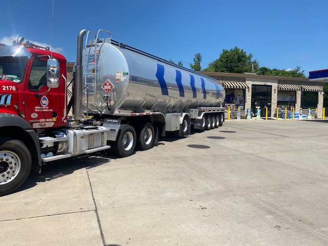 RKAEnergy's tweet photo. Working hard in the heat in #Ypsi! #RKA #onsitefuel #petroleum #fueldelivery #fueldistribution #oil #oiljobber #gasstations #fleet #fleetfueling #drive4rka #fuelup https://t.co/VSMwsisL6O