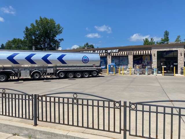 RKAEnergy's tweet photo. Working hard in the heat in #Ypsi! #RKA #onsitefuel #petroleum #fueldelivery #fueldistribution #oil #oiljobber #gasstations #fleet #fleetfueling #drive4rka #fuelup https://t.co/VSMwsisL6O