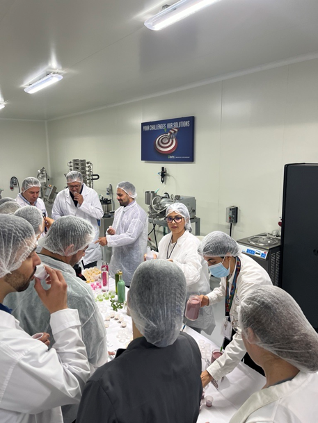 SensientColorLA's tweet photo. La semana pasada estuvimos presentes en el workshop ´Prototipando los alimentos del futuro´ en conjunto con @FoodInnoStudio , muy felices de poder colaborar con colores para las recetas creadas durante las sesiones.

¡Sigamos contribuyendo de forma positiva e innovando en la industria de alimentos y bebidas!

• Sensient Flavors & Extracts • Lacta • Citsia • Gricha • Forma Foods 
 
Impulsemos juntos la innovación de tu marca. Escríbenos para agendar una asesoría con nuestros expertos aquí: https://t.co/hgrZfypscD
