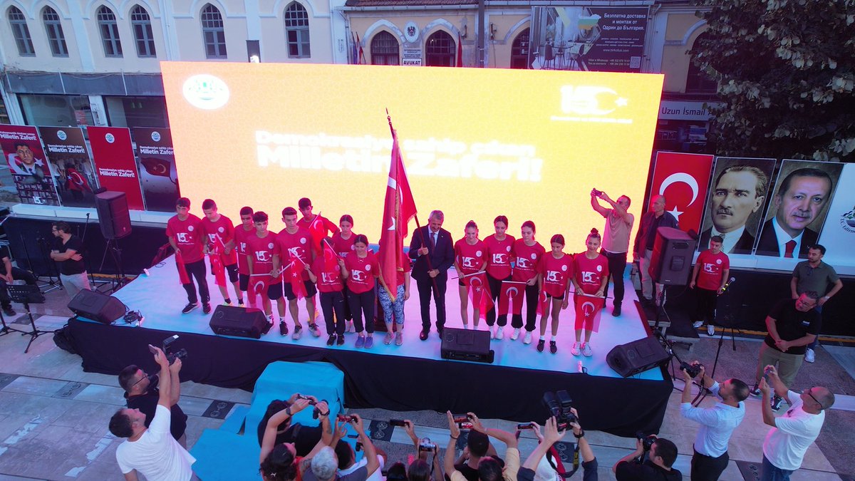 #15Temmuz'u gururla anıyoruz. Şehitlerimizi rahmet ve minnetle yâd ediyor, gazilerimize şükranlarımızı sunuyoruz. Geleceğimizin teminatı olan çocuklarımız, bayrağımızı gururla taşıyor ve milletimizin birliğini her daim güçlendiriyor.