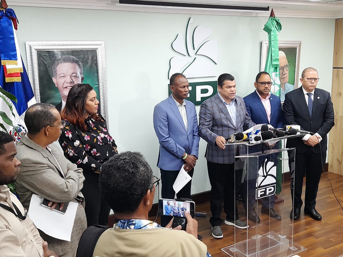 miguel0415's tweet photo. Diputados Fuerza del Pueblo favore aprobación Código Penal pero exigen estudio a profundidad https://t.co/ESv2Xrrubg #Perdimos #Venezuela #ElFBI #EnMiami #ThomasMatthew #ServicioSecreto #atentadocontratrump #AR15 #TodaColombia #Vergonzoso #LingOrm @TobiasCrespo @LeonelFernandez https://t.co/8LQJMkx8QJ