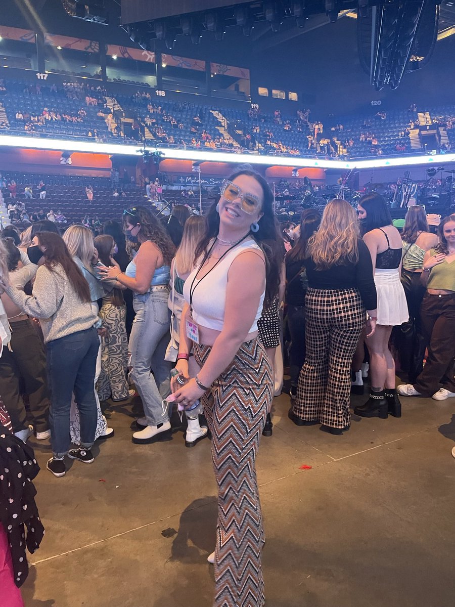 daylightdona's tweet photo. im so late but i wanna do an introduction for harrietwt  since we’re so back💐🎀 
i’m dona, 23, from nj 

fav songs from each album
hs1- esny &amp; ftdt
fine line- cherry &amp; sunflower 
harrys house- matilda &amp; daylight
 
would love more harry moots 💗💖 https://t.co/gYv8m9kCpq