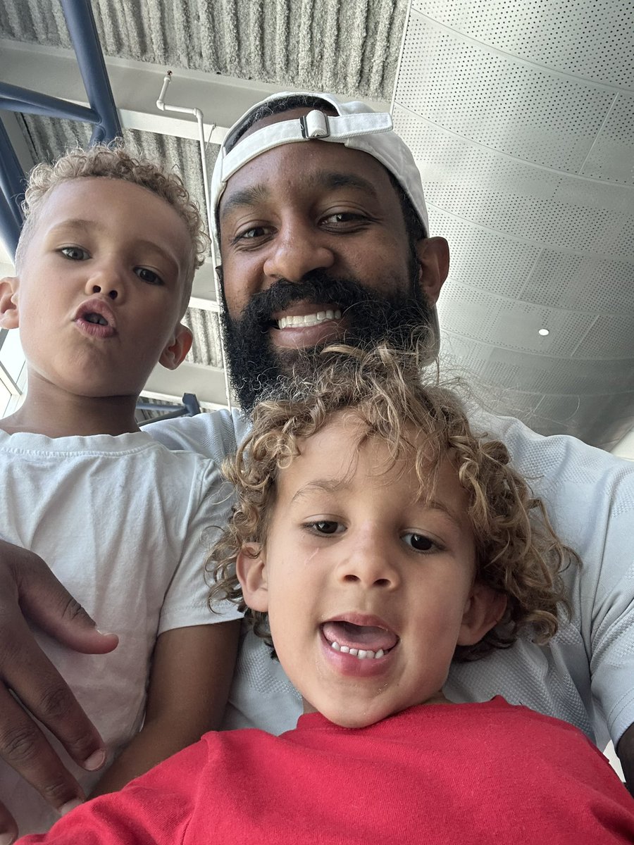justmoore32's tweet photo. Wheels up, off to Sarasota! ✌🏾✈️ https://t.co/bPPwP7H5ap