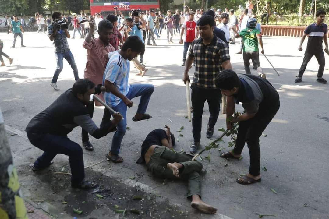 Emon22000's tweet photo. Bangladesh Chhatra League (student wing of Awami League) attacked ordinary students of Dhaka and Chittagong University protesting quota reform.Our country's #students need help.
We want peace, we want justice
#Bangladesh #Dhaka #QuotaReformMovement #QuotaMovement #StudentProtest https://t.co/43DPm9Un7N