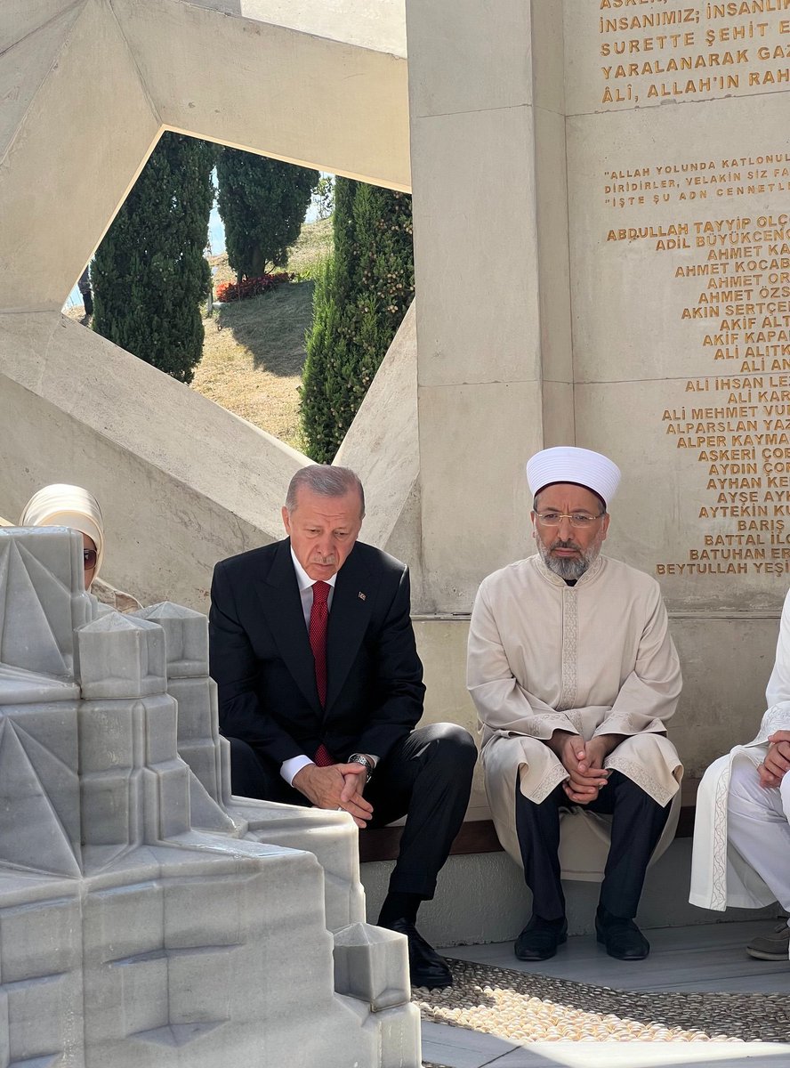 Omuzlarında bir memleketin yükü, kalbinde tüm coğrafyanın hüznü var…

Asla yalnız yürümeyeceksin…