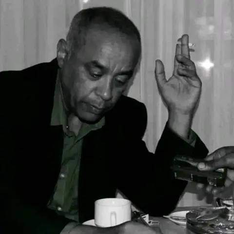 RAS_EPHI's tweet photo. ታውቃላችሁ ፖለቲከኞቻችን ትልልቅ ነገር እየተናገሩ ይማርኩናል። ሬድዮና ቲቪ አስደግፈው ያማልሉናል አንድ ዛፍ ይተክሉና ስለ ተከሉት ዛፍ 10ሰዓት ያወራሉ፡፡ ይሄን የሚሰሙ ቂሎች ዛፍ ብቻ ሳይሆን በቃ ደን ያደገ ይመስላቸዋል። 

የስንብት ቀለማት 📖 https://t.co/FRNVcYb2jg