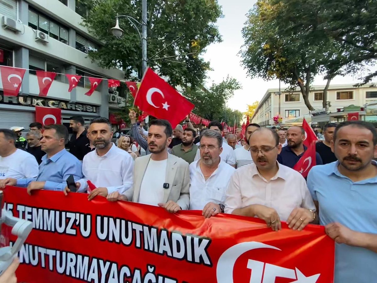 akpartiosmangaz's tweet photo. 15 Temmuz'u unutmadık unutturmayacağız 🇹🇷

AK Parti Osmangazi İlçe Başkanlığı olarak, Milli ruh ve inançla kol kola, omuz omuza ‘Demokrasi Nöbeti’ndeyiz🇹🇷 https://t.co/4zCuC41ipR
