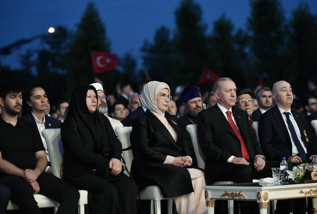 Tıpkı 8 yıl önce olduğu gibi bugün de omuz omuzayız; biriz, beraberiz; genci yaşlısı, kadını erkeğiyle 85 milyon hepimiz tek yumruğuz…

Bu muazzam birlik ve beraberlik ruhu için; dosta güven, düşmana korku veren bu dik duruş için her bir kardeşime teşekkür ediyorum. 🇹🇷