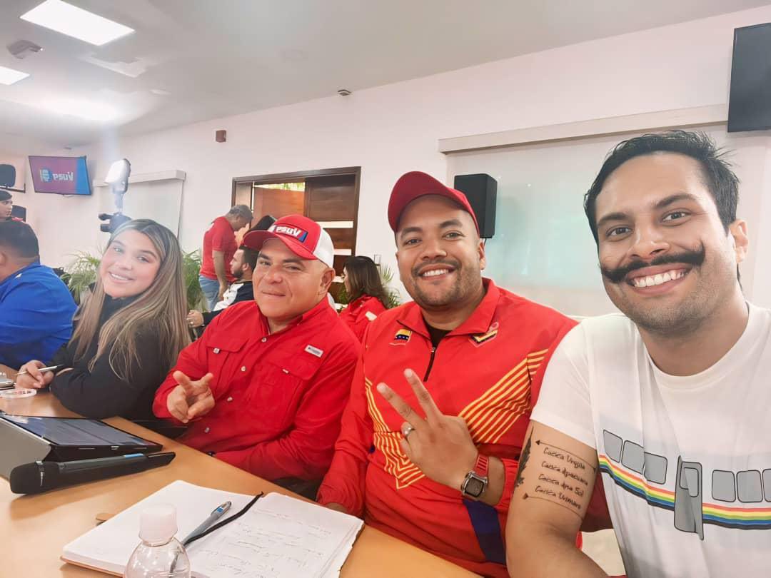 AdolfoP_Oficial's tweet photo. #15Jul Estuve en reunión semanal junto a mis hermanos de la Dirección Nacional del @partidopsuv, dirigida por nuestro 1er vicepresidente @dcabellor. 

Venezuela no se doblega ante ningún imperio, y el 28 de julio daremos muestra de la democracia participativa y protagónica cuando el pueblo sea el que decida su futuro con nuestro presidente @nicolasmaduro al frente.