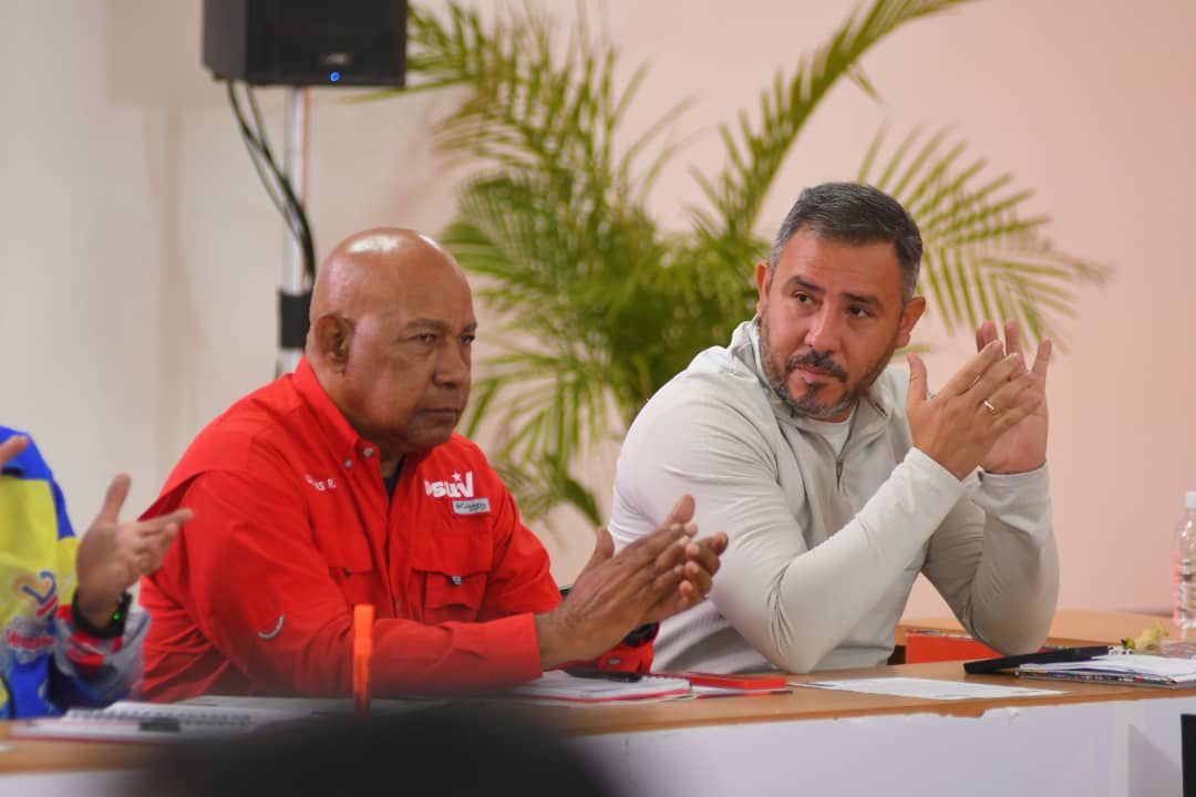 AdolfoP_Oficial's tweet photo. #15Jul Estuve en reunión semanal junto a mis hermanos de la Dirección Nacional del @partidopsuv, dirigida por nuestro 1er vicepresidente @dcabellor. 

Venezuela no se doblega ante ningún imperio, y el 28 de julio daremos muestra de la democracia participativa y protagónica cuando el pueblo sea el que decida su futuro con nuestro presidente @nicolasmaduro al frente.