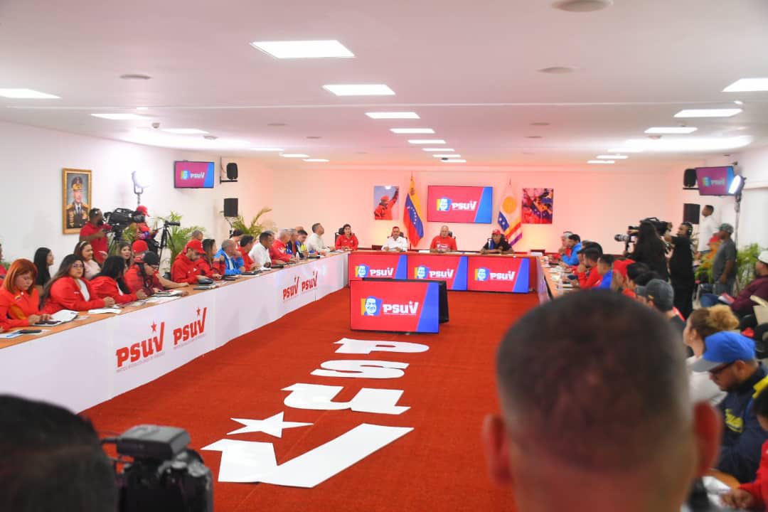 AdolfoP_Oficial's tweet photo. #15Jul Estuve en reunión semanal junto a mis hermanos de la Dirección Nacional del @partidopsuv, dirigida por nuestro 1er vicepresidente @dcabellor. 

Venezuela no se doblega ante ningún imperio, y el 28 de julio daremos muestra de la democracia participativa y protagónica cuando el pueblo sea el que decida su futuro con nuestro presidente @nicolasmaduro al frente.