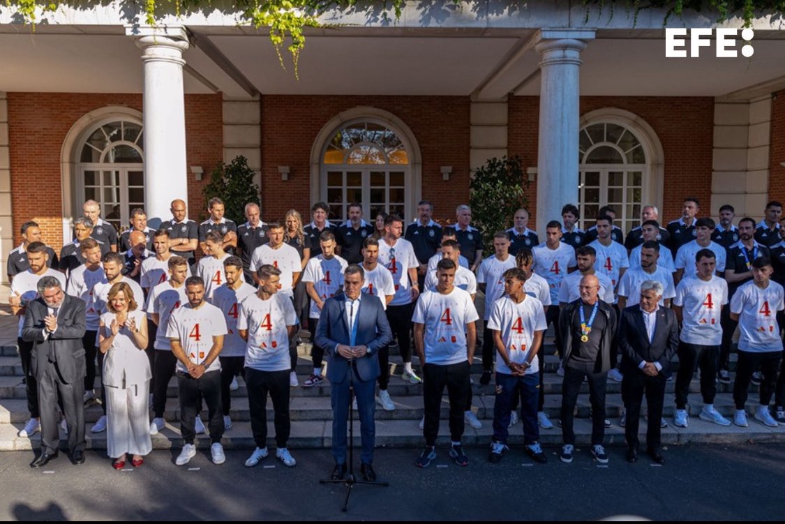 moscardol's tweet photo. Esta foto de toda la Selección con indiferencia, pasando el trance de oír a Pedro Sánchez y solamente sus dos palmeros aplaudiendo resume a la perfección cómo está España. https://t.co/56C5Y44oHU