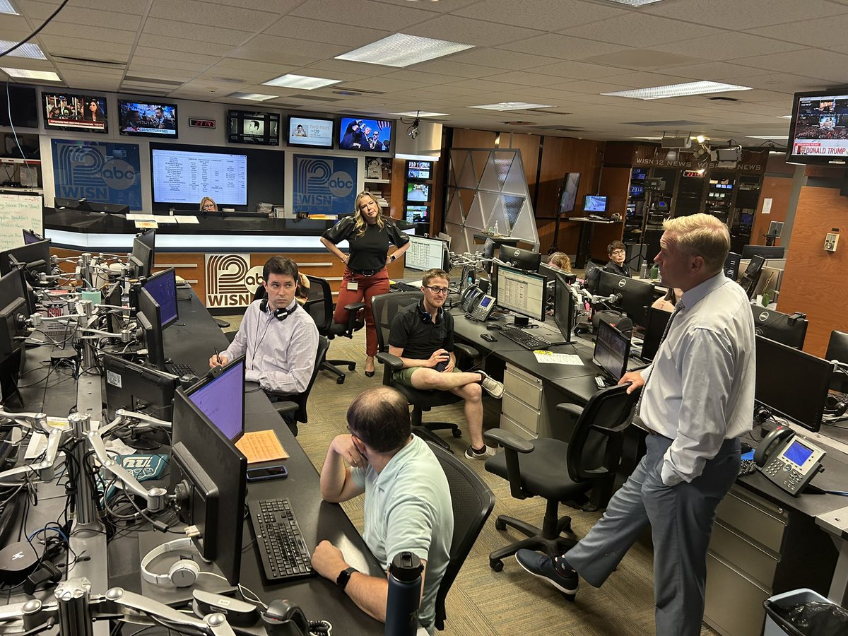 DRoseTV's tweet photo. .@Mark_Baden commands attention. Briefing the newsroom on potential for sever weathering tonight on this first night of the #RNCConvention #AlertDay #WiWX @WISN12News https://t.co/svMCX32XmX