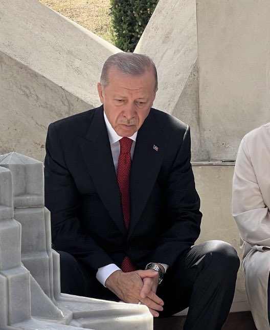 Halen o gecenin hüznü yüzünde, sorumluluğu omuzlarında...
Seni yalnız bırakır isem, gök girsin kızıl çıksın!