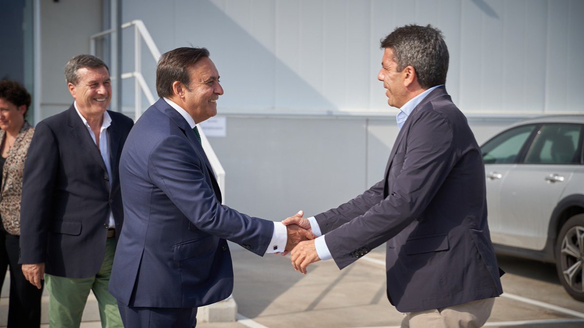 Cofares's tweet photo. Con una inversión de 12 millones, nuestro centro de #Onda cuenta con una superficie de 7.900 m² con capacidad para gestionar más de 27.000 referencias y 10.000 líneas diarias, con una capacidad de carga de hasta 14 rutas de transporte de forma simultánea. https://t.co/JUb4OYz8xg https://t.co/Y9S1xCIZ06