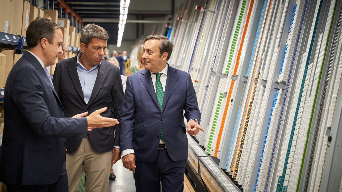 Cofares's tweet photo. Con una inversión de 12 millones, nuestro centro de #Onda cuenta con una superficie de 7.900 m² con capacidad para gestionar más de 27.000 referencias y 10.000 líneas diarias, con una capacidad de carga de hasta 14 rutas de transporte de forma simultánea. https://t.co/JUb4OYz8xg https://t.co/Y9S1xCIZ06