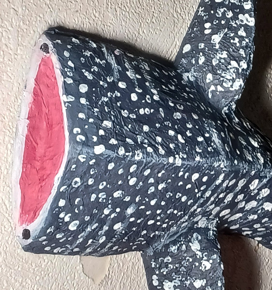 YesItsElodie's tweet photo. felt artistic and made a whale shark on my broken wall and he looks pathetic https://t.co/sOWg5vybTa