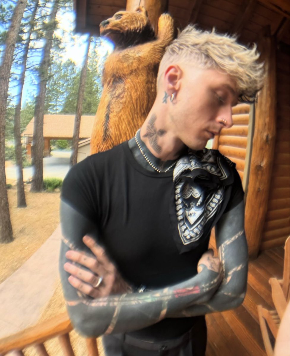 the neck tattoo looks so fucking good .. omfg 🔥