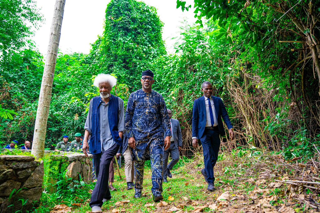 Alpha_Yom's tweet photo. #WoleSoyinka90 #WS90 https://t.co/cFRXLyseqM