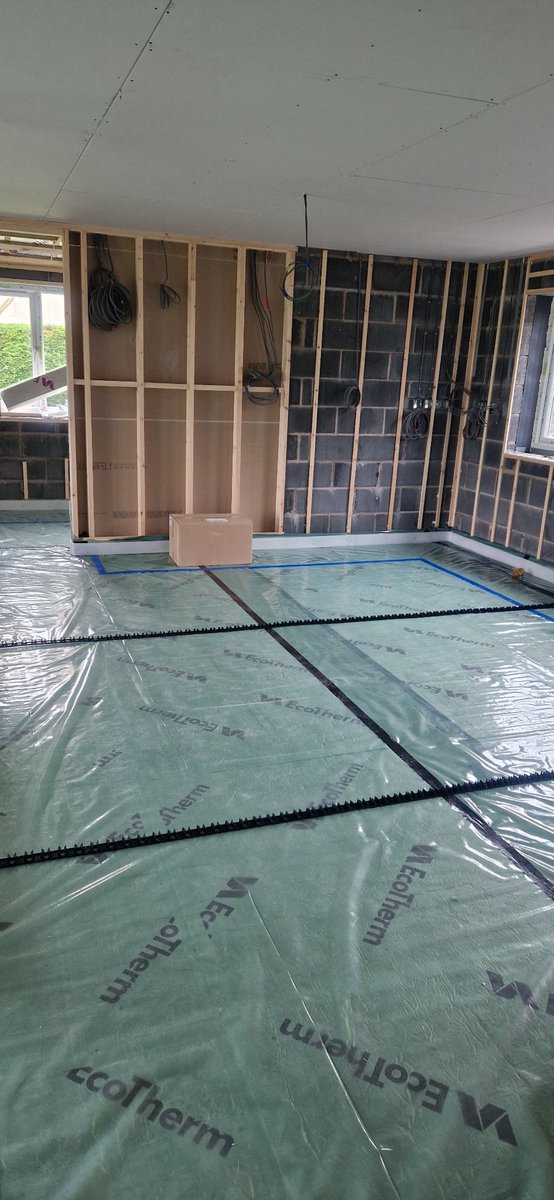 DeanReds70's tweet photo. A little bit of @UponorUK pipe slinging today with young @OliEvans4 🛠🛠😓😓
How to remind yourself you're getting old 😳😳 #BackInBits 🚸🥺😫😣 #UnderfloorHeating https://t.co/vEVhfe0xbI