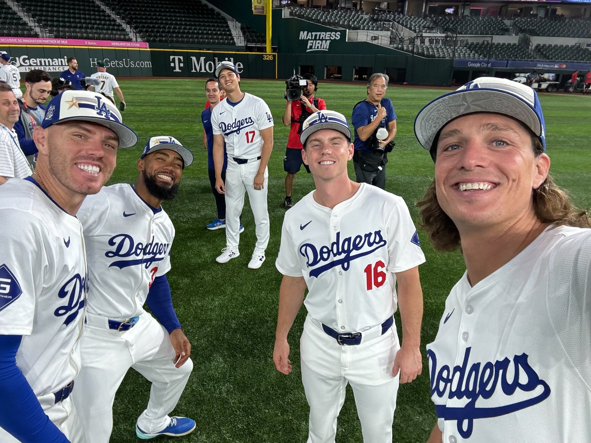 オールスター、ドジャース陣集合写真? やや遠い所から写り込む大谷 