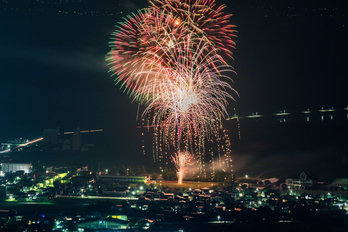 dg_road's tweet photo. 八郎潟町の夏の一��イベント一夜市。
フィナーレの花火。 https://t.co/BxDOXLuiHi