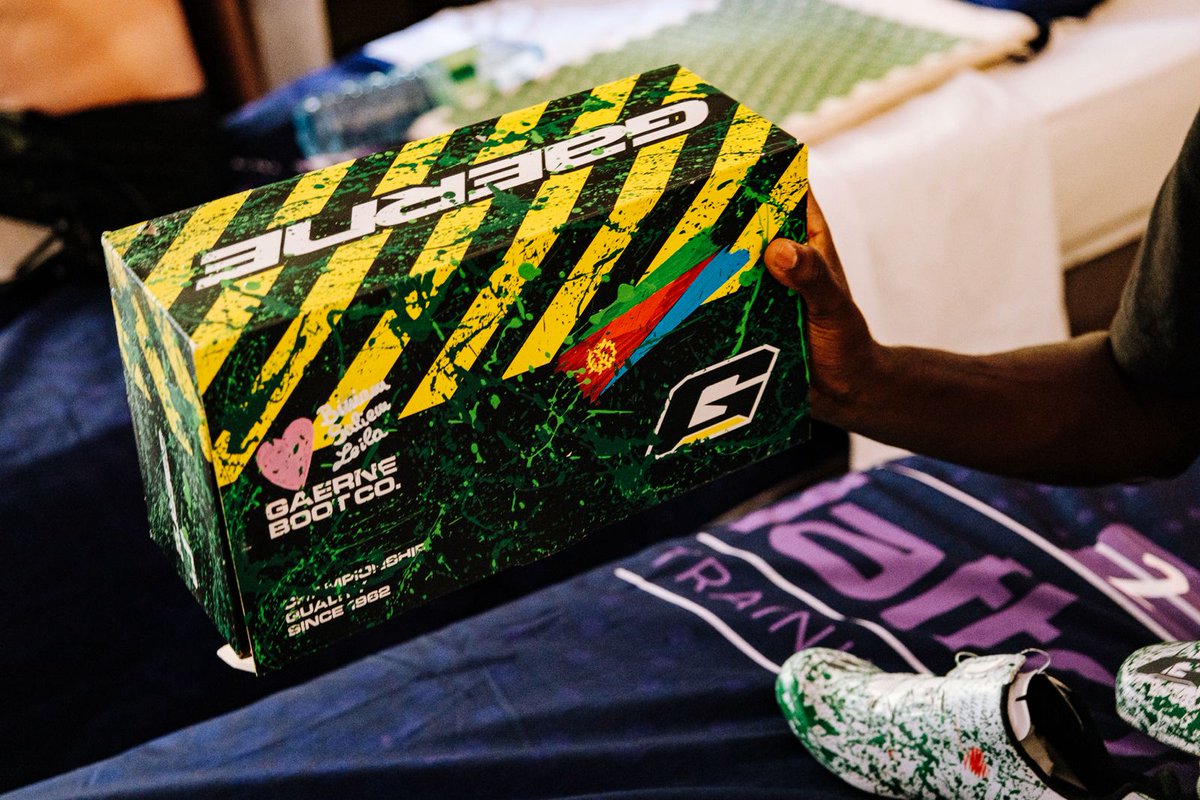 LottoIntermarch's tweet photo. The new Gaerne shoes of Biniam Girmay is pure artwork 😍

💚 Green color 
🇪🇷 Flag of Eritrea 
❤️ Names of his wife and daughter  
🎨 Action Painting by artist Morris Spagnol

📸 @cyclingmedia_ag #TDF2024