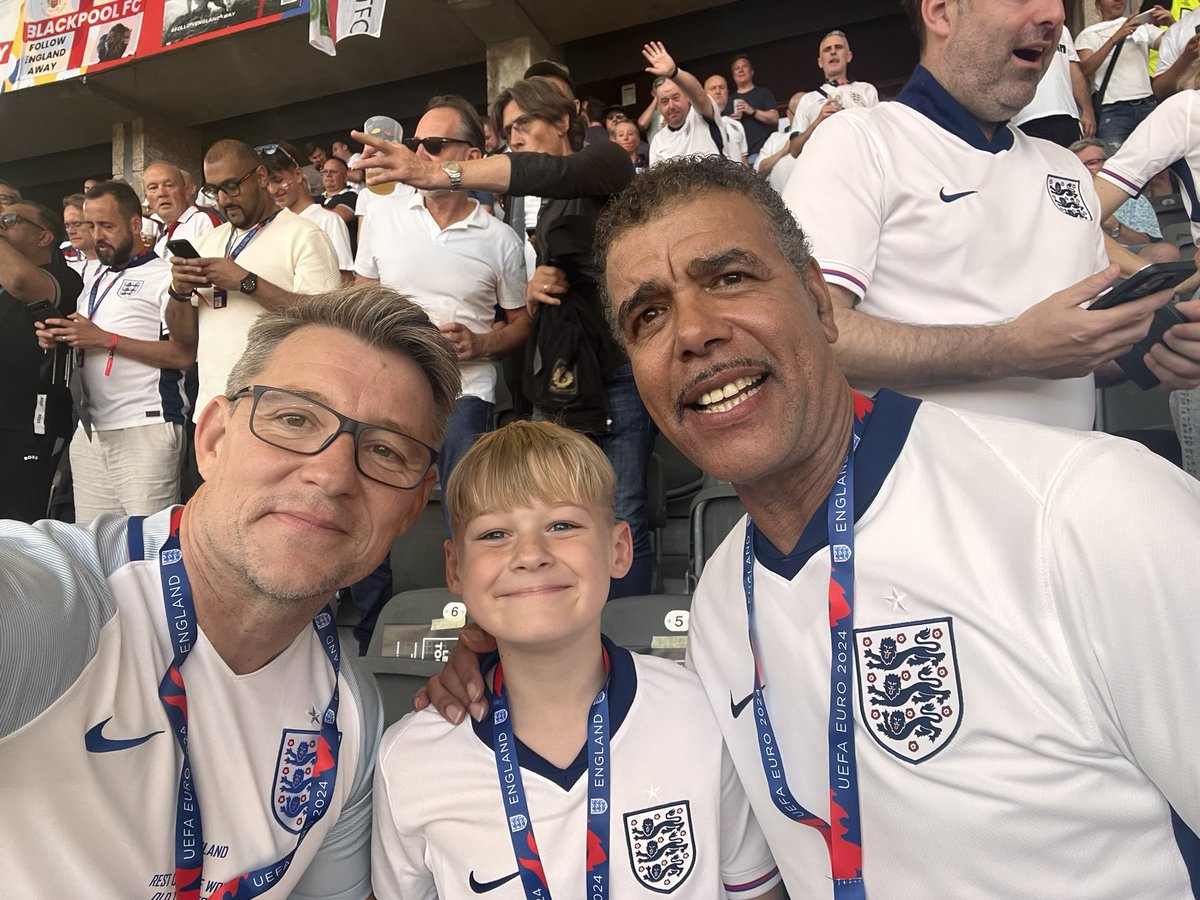 Scottywillmott's tweet photo. Thanks very much to @chris_kammy and @benshephard for the photo with my little ninja warrior. It was nice to meet you both and thanks for making his weekend. https://t.co/hcxArLRzAG