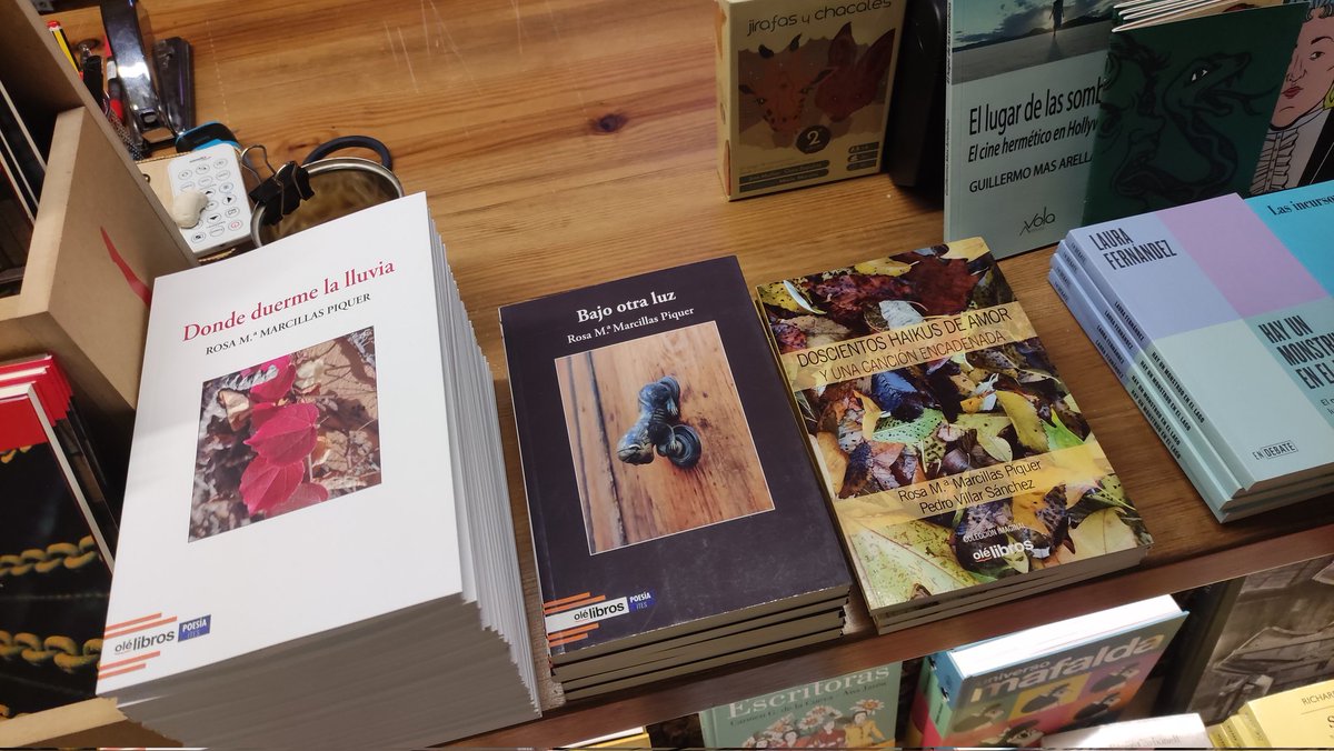 MRosamar64's tweet photo. Donde duerme la lluvia, editado por Olé Libros. Un libro reflexivo e intimista que ahonda en el surco del tiempo, allí donde la lluvia remansa el agua de la lluvia. 
#LibrosRecomendados #poesia #literatura #poesiaintimista #versos #emociones #sentimientos https://t.co/ULg2m1KEfH