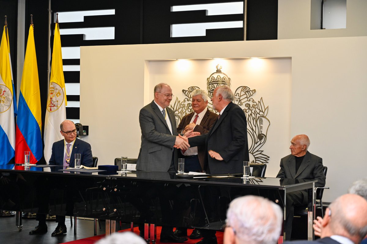 RectorJaveriana's tweet photo. Rendimos homenaje al padre Jairo Bernal, S.J., ascendido al grado de Comendador de la Orden Universidad Javeriana, como reconocimiento y gratitud por sus 50 años de servicio a la institución, por entender la educación como diálogo y por contagiar su entusiasmo intelectual. https://t.co/y4PE0LH7SF