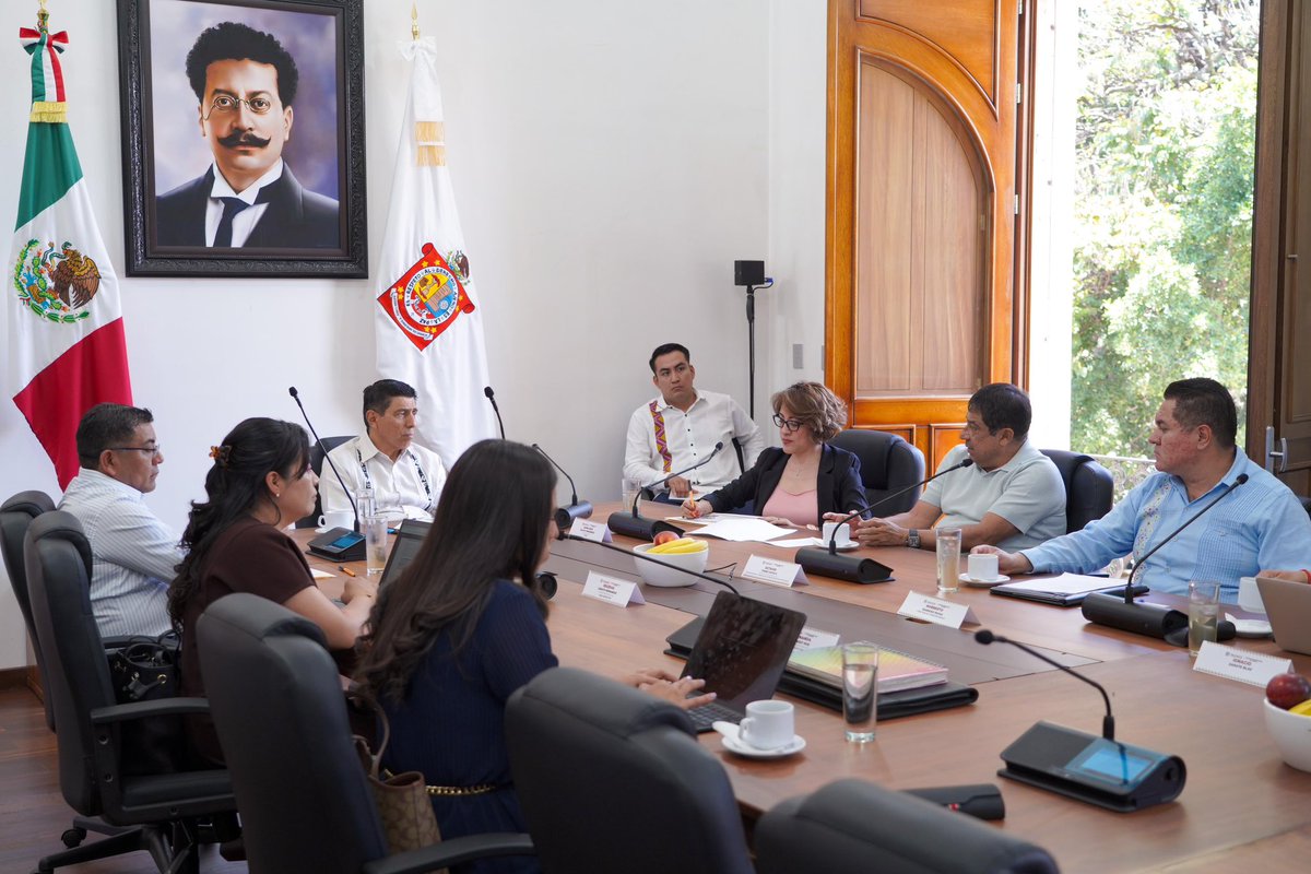 salomonj's tweet photo. Este lunes nos reunimos para dar seguimiento al manejo de residuos sólidos y el saneamiento de los ríos Atoyac y Salado, temas prioritarios de nuestra administración, para construir el #DesarrolloIntegral y Sustentable en Oaxaca.

También, revisamos avances del plan emergente #OaxacaUnidaContraElDengue, para seguir sumando esfuerzos por el bienestar del pueblo; y evaluamos avances del plan #ObrasPrimavera, para el rescate y rehabilitación de espacios en la Zona Metropolitana.