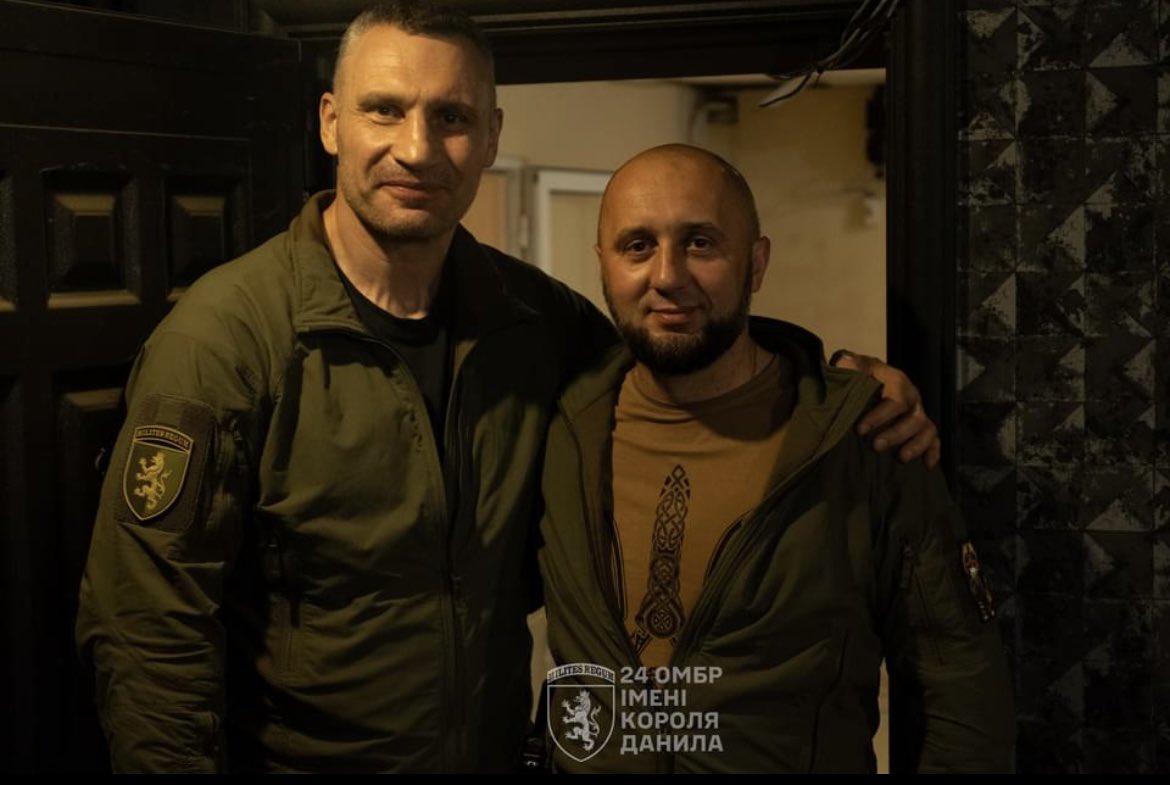 Lord_of_war_95's tweet photo. ČEHO JE MOC, TOHO JE PŘÍLIŠ! 

ODVOLÁVAT SCHOPNÉ VELITELE V KRITICKÝ MOMENT VÁLKY JE PROSTĚ KOLOSÁLNÍ CHYBA‼️ 

Seznamte se 🇨🇿🤝🇺🇦

Toto je největší frajer jak hovado na celém DONBASE! 💪🇺🇦✌️

Plukovník Ivan Leonidovič Holyševský, velitel lvovské 24. samostatné mechanizované brigády krále Daniela (domovská základna: Javoriv, Lvovská oblast, vojenské číslo в/ч А0998; nyní dislokovaná v Časiv Jaru na Donbase).

Týpek není ani o 10 let starší než já a už je Hrdinou Ukrajiny. Zelenský ho vyznamenal tímto nejvyšším vyznamenáním, když velel akci, při níž Ukrajinci rozjebali nachuj russácký pokus o překročení řeky Siverský Donc - ztratili tam tehdy stovky ks techniky a stovky padlých a raněných. 

Ano, to byla práce Holyševslého a jeho týmu 💪🇺🇦✌️

Tenhle týpek vyrostl do velitele od píky; poctivě si to vydřel a o svoje lidi se stará a nenechává je zbytečně umírat v masomlýnkách. 

A teď se Syrský a další šupáci, co se nazývají generály, jen proto, že strávili roky na vojenských akademiích jen proto, aby se naučili, jak se má správně používat příbor, chtějí tohoto skvělého velitele 24. brigády odvolat z jeho funkce, protože nechce provádět jejich hloupé rozkazy, při nichž se zbytečně ztrácí území a stovky a tisíce životů ukrajinských obránců.

Tihle generálové, co mají na rukou více ukrajinské krve, než kdejaký russák, se opovažují sesadit člověka, který patří k té malé hrstce skutečně kompetentních velitelů, na kterých reálně stojí osud celého Donbasu a naše vítězství či prohra v této válce!

UŽ JE NA ČASE ŘÍCT DOST KRVAVÝM GENERÁLŮM A VYSLOVIT SVŮJ NESOUHLAS S JEJICH ROZHODNUTÍMI A PODPOŘIT SCHOPNÉ A KOMPETENTNÍ VELITELE BRIGÁD, KTEŘÍ NÁS NA ROZDÍL OD TĚCH KRVAVÝCH GENERÁLŮ DOVEDOU KE SKUTEČNÉMU VÍTĚZSTVÍ A NÉ KE ZNIČENÉ OKUPOVANÉ ZEMI S PLNÝMI HŘBITOVY UKRAJINSKÝCH HRDINŮ! 

SPOLEČNĚ AŽ DO KONCE! 💪🇺🇦

SPOLEČNĚ K VÍTĚZSTVÍ! ✌️🇺🇦

SLÁVA UKRAJINĚ! 🫡 🇺🇦