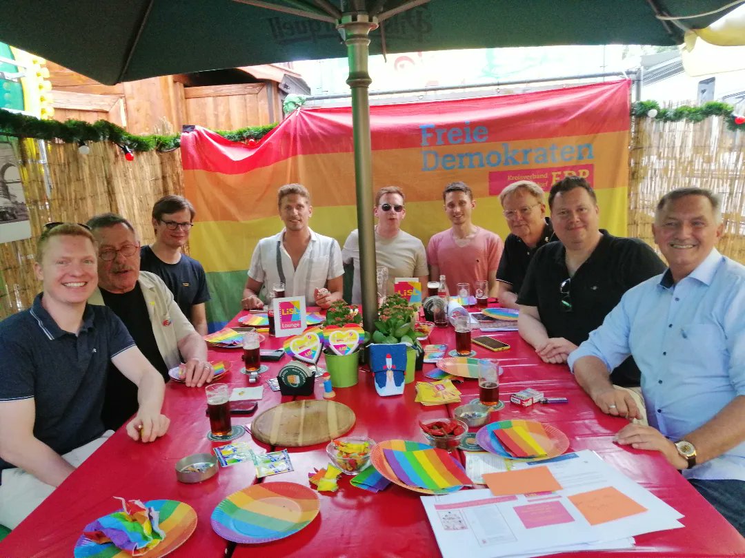 michael_radde's tweet photo. LiSL Regionalgruppe Düsseldorf beim Pink Monday der Rheinkirmes 👍
#lisl #fdp https://t.co/eG6vEIMil3