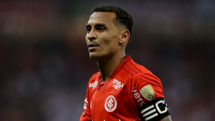 CucasLollar's tweet photo. 🚨 VAI PARAR COM O FUTEBOL?

É completamente FAKE a informação de que o jogador Alan Patrick (33) estaria de saída dos gramados para se tornar o mais novo pré-candidato a vereador de Maçambara/RS. 

Quando questionado o jogador respondeu "nem sei que porra de cidade é essa kkk" https://t.co/yq6tm4nEYX