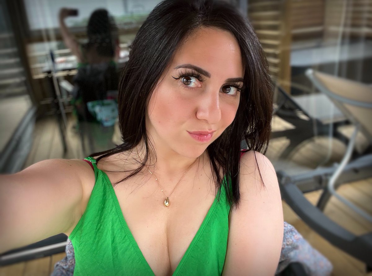 Nicolas_Issoire's tweet photo. Encore une photo bien moche de la pseudo déesse 😂
Gros nez, yeux globuleux injectés de sang et beaucoup trop de filtres, beurk !

@IndecentLouisa 
#deessedepacotille 
#findom de merde https://t.co/rjZWzAUjt2