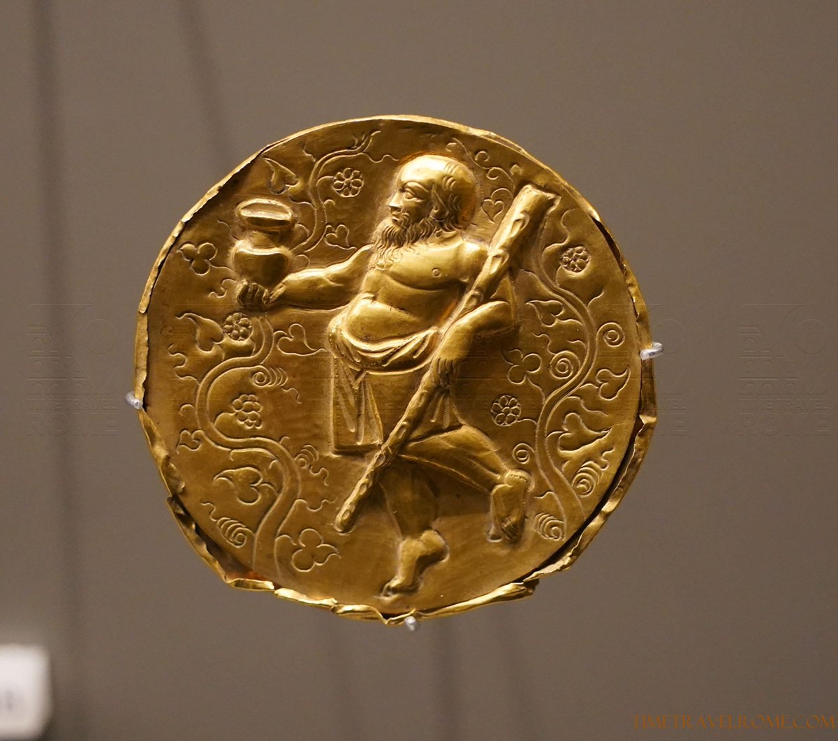 🪔 For eyes pleasure: these two gold appliques represent Bacchus and Silenus. Produced in Roman Syria in the 3rd c. AD, they are designed to be sewn onto a garment, to evoke nocturnal festivities in honor of Bacchus and mystery cults. Now in BnF, Paris. 📸 me