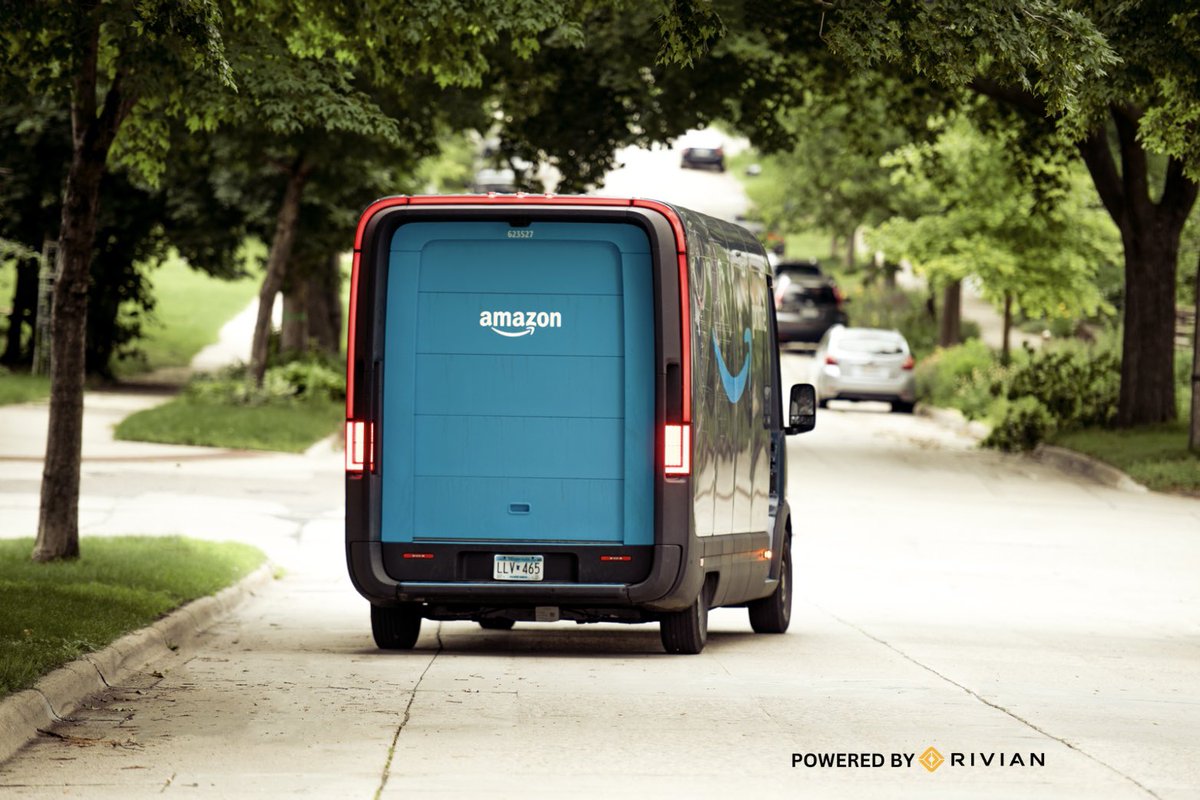 AkilCreative's tweet image. Neighborhood picture of @amazon van powered by @Rivian ⚡️