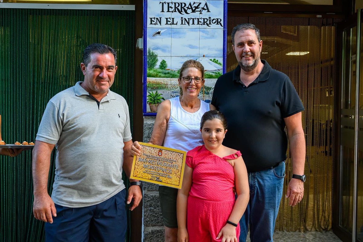 elhoyodepinares's tweet photo. XIV Feria del Piñón Actuación de la CHARANGA LOS #PARRANDEROS y #pasacalles por los bares y restaurantes participantes en LA RUTA DEL PINCHO CON PIÑONES con entrega de diplomas.
Gracias por vuestra participación! https://t.co/fNgdyD7Qi8