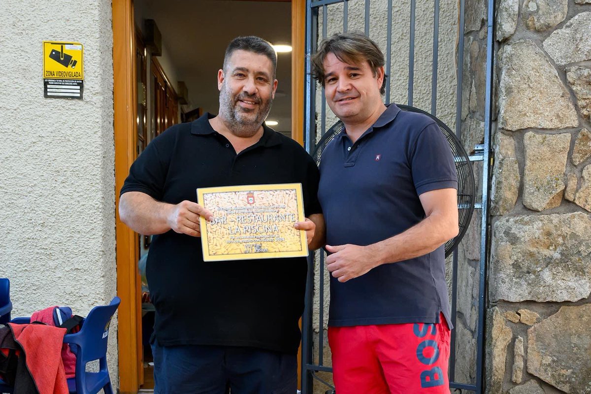 elhoyodepinares's tweet photo. XIV Feria del Piñón Actuación de la CHARANGA LOS #PARRANDEROS y #pasacalles por los bares y restaurantes participantes en LA RUTA DEL PINCHO CON PIÑONES con entrega de diplomas.
Gracias por vuestra participación! https://t.co/fNgdyD7Qi8